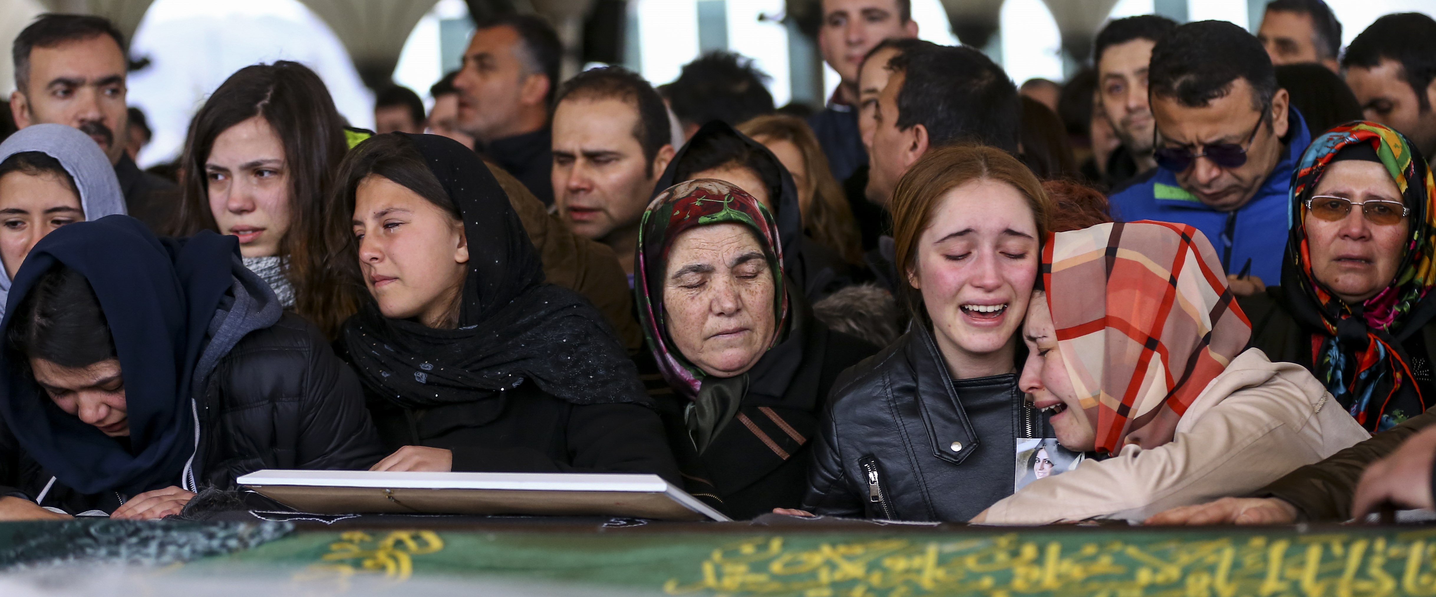 Ankara’daki saldırıda ölenlere gözyaşlarıyla uğurlama