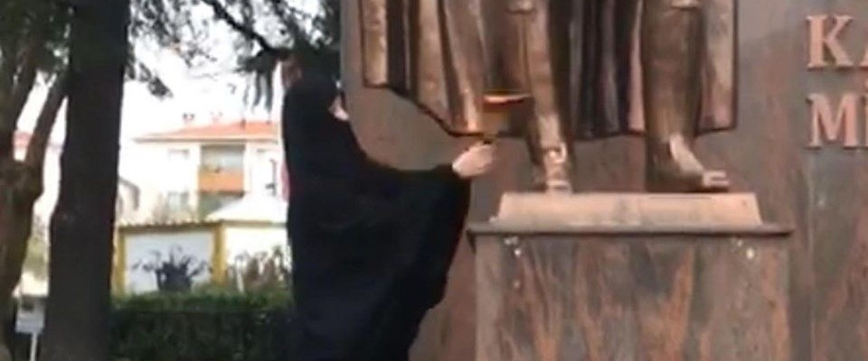 Atatürk büstüne saldıran kadın ruh ve sinir hastalıkları hastanesinde