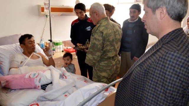 Bitlis Valisi yaralı askerleri ziyaret etti