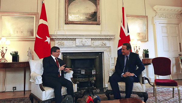 Davutoğlu-Cameron görüşmesi sırasında eylem yapan PKK yandaşlarına müdahale
