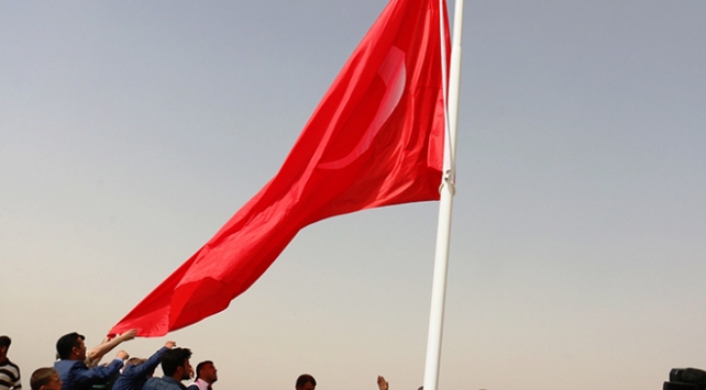 Suriye sınırına 6 metrelik Türk bayrağı asıldı