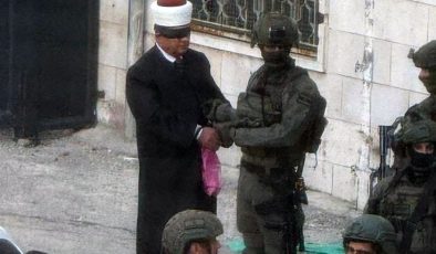 İsrail askerleri Filistinli eski bakanı ellerini ve gözlerini bağlayarak gözaltına aldı