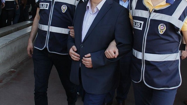 İzmir’de polis ve ’abi’lere operasyon